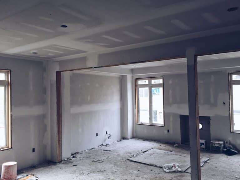 Intérieur d'une maison en cours de rénovation.